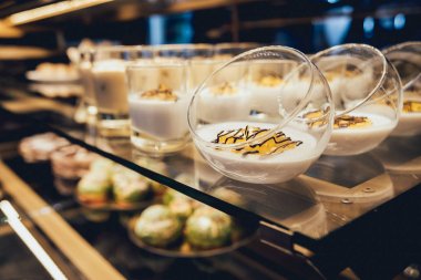 Tatlılar ve pastalar vitrin. İtalyan Pasta dükkanı. 