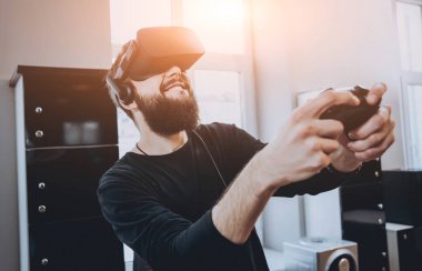 Sanal gerçeklik giyen sakallı genç adam ofiste gözlükler