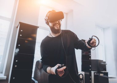 Sanal gerçeklik giyen sakallı genç adam ofiste gözlükler