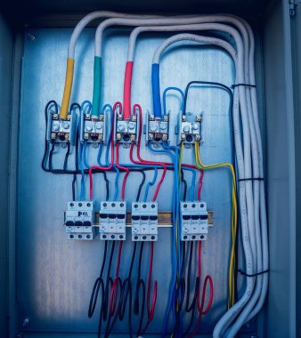 Elektrik donatımı ayrıntıları. Cabels, kontrol panelleri.