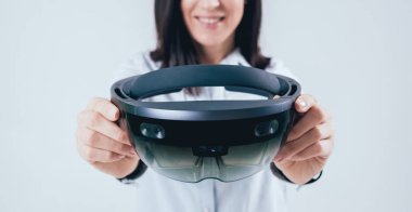 Giyen kadın gerçeklik gözlükleri artar. Studio beyaz arka plan