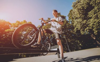 Genç Bmx sürücüsü hileci vasıl skatepark gerçekleştirme.