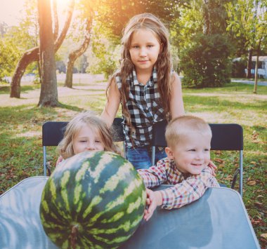 Yeşil Yaz parkta karpuz yeme çocuklar