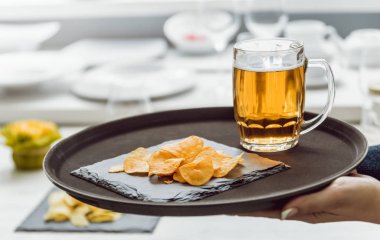 Bira ve cips büyük çanak üzerinde. Restoran