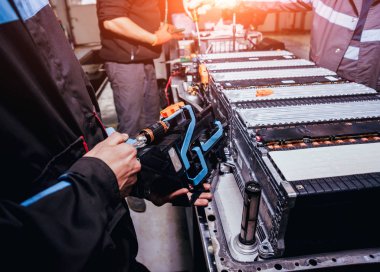 Elecric motorlu pilleri şarj. Pil bir elektrikli araç motorunun sökülmesi. Araba Servisi