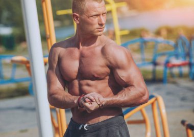 Eğitim ve egzersiz açık havada şehirde yapıyor genç atlet.