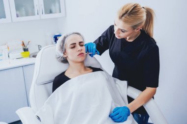 Şevval Özçelik Güzellik ve estetik tıp Kliniği hastada. Enjeksiyon.