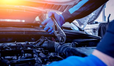 Erkek el motoru servis istasyonu tamiri için aracı tutarak