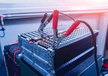 Elecric motorlu pilleri şarj. Pil bir elektrikli araç motorunun sökülmesi. Araba Servisi