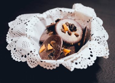 Beyaz tabakta chokolate ile Fransız tanımlama.