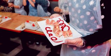 Çocuklar suşi ve rulo hazır olun. -Ustalık restoranda.