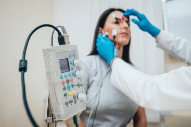 Hasta sinirleri elektromiyografi ile test ediliyor. Tıbbi muayene. EMG