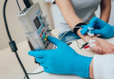 Hasta sinirleri elektromiyografi ile test ediliyor. Tıbbi muayene. EMG