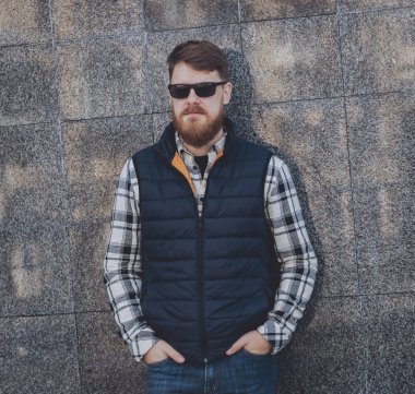 Kameraya poz rahat kıyafetler içinde sakallı yakışıklı.