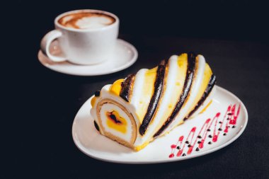 İsviçre rulo krem beyaz plaka, seçici odak üzerinde çizgili