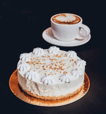 koyu arka plan üzerinde çikolatalı kek.