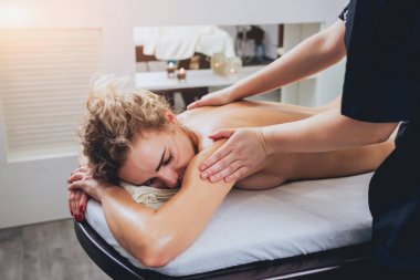 Kıvırcık beyaz kız rahatlatıcı spa. Vücut masajı.