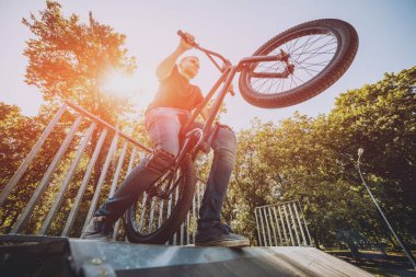 Genç Bmx sürücüsü hileci vasıl skatepark gerçekleştirme.