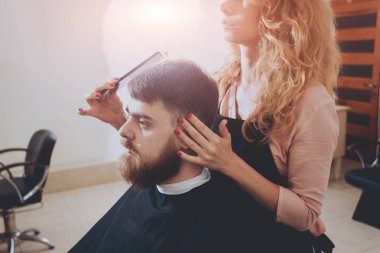 Ana kesim saç ve sakal erkeklerin, Kuaför saç modeli için genç bir adam yapar..