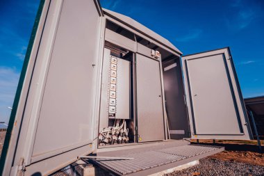 İnverter ve mağaza enerji bina. Güneş pili park.