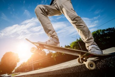 Pratik ve sokaklarda atlama kaykaycı