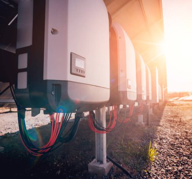 Arkadan Görünüm güneş paneli. Doğru akım alternatif elektrik kaynağına dönüştürmek için inverter.