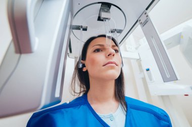 X-ray makinesi hasta kalan genç kadın. Panoramik Radyografi