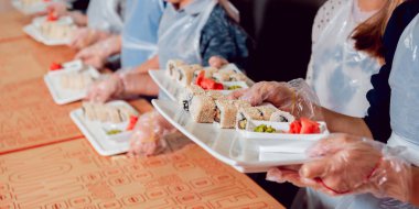 Çocuklar suşi ve rulo hazır olun. -Ustalık restoranda.