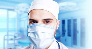 Genç doktor hastane zemin üzerine poz