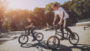 Bmx biniciler hile skatepark, performans.