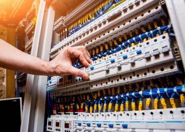 Geçiş panosu gerilim otomatik anahtarları ile onarma.