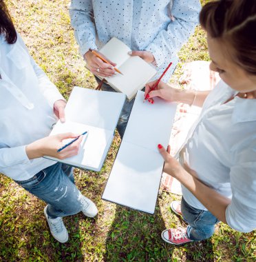 Sketchbooks yeşil park ile genç kızlar