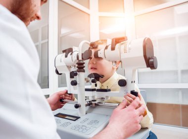 Synoptophore. Şaşılık Tedavisi. Şaşı testi. Orthoptics. Doktor şaşılık muayenesi gerçekleştirir.