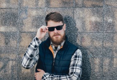 Kameraya poz rahat kıyafetler içinde sakallı yakışıklı.