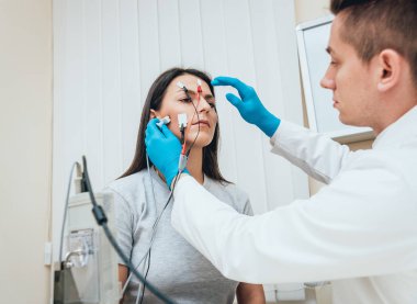 Hasta sinirleri elektromiyografi ile test ediliyor. Tıbbi muayene. EMG