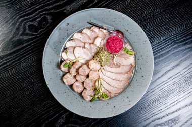 Et soslu bir tabağa dilimlenmiş