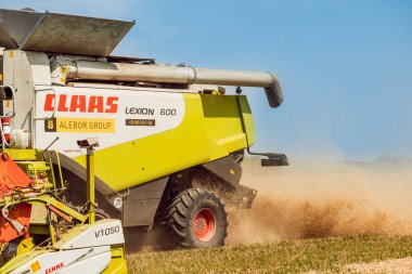 Biçerdöver buğday alan eylem içinde birleştirir. Olgun bir ürün tarladan toplama işlemi.