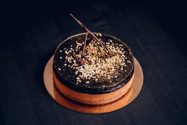 Çikolatalı kek koyu arka plan, portre, selectife odak
