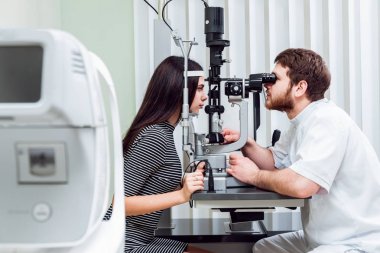 Lamba muayene kesti. Biomicroscopy anterior göz parçasının. Temel göz muayenesinde. Kontakt lensler Check-up.