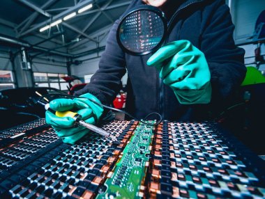 Elecric motorlu pilleri şarj. Pil bir elektrikli araç motorunun sökülmesi. Araba Servisi