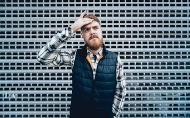 Kameraya poz rahat kıyafetler içinde sakallı yakışıklı.