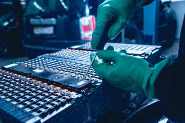 Elecric motorlu pilleri şarj. Pil bir elektrikli araç motorunun sökülmesi. Araba Servisi