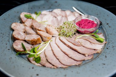 Et soslu bir tabağa dilimlenmiş