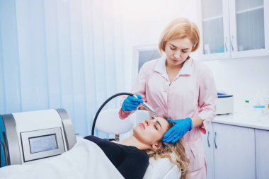 Genç kız Spa'da rahatlatıcı bir şey. Physiotheraphy.