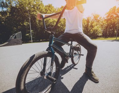 Genç Bmx sürücüsü hileci vasıl skatepark gerçekleştirme.