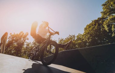 Genç Bmx sürücüsü hileci vasıl skatepark gerçekleştirme.