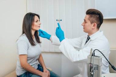 Doktor neuropathologist resepsiyonda. Tıbbi muayene.