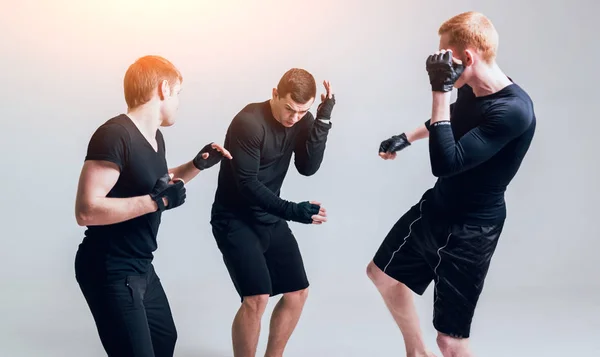 Junge Kämpfer Üben Studio Vor Einer Weißen Wand — Stockfoto