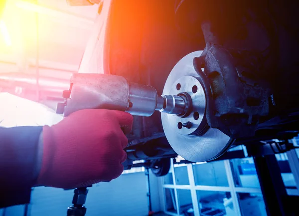 Pnömatik anahtar otomatik onarım hizmeti ile çalışan profesyonel araba tamircisi