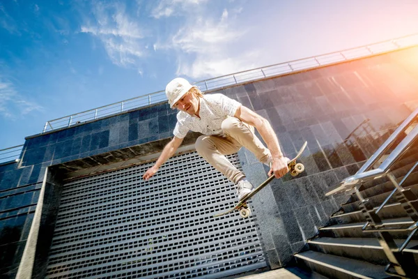 Skateboarder Praticando Pulando Nas Ruas — Fotografia de Stock